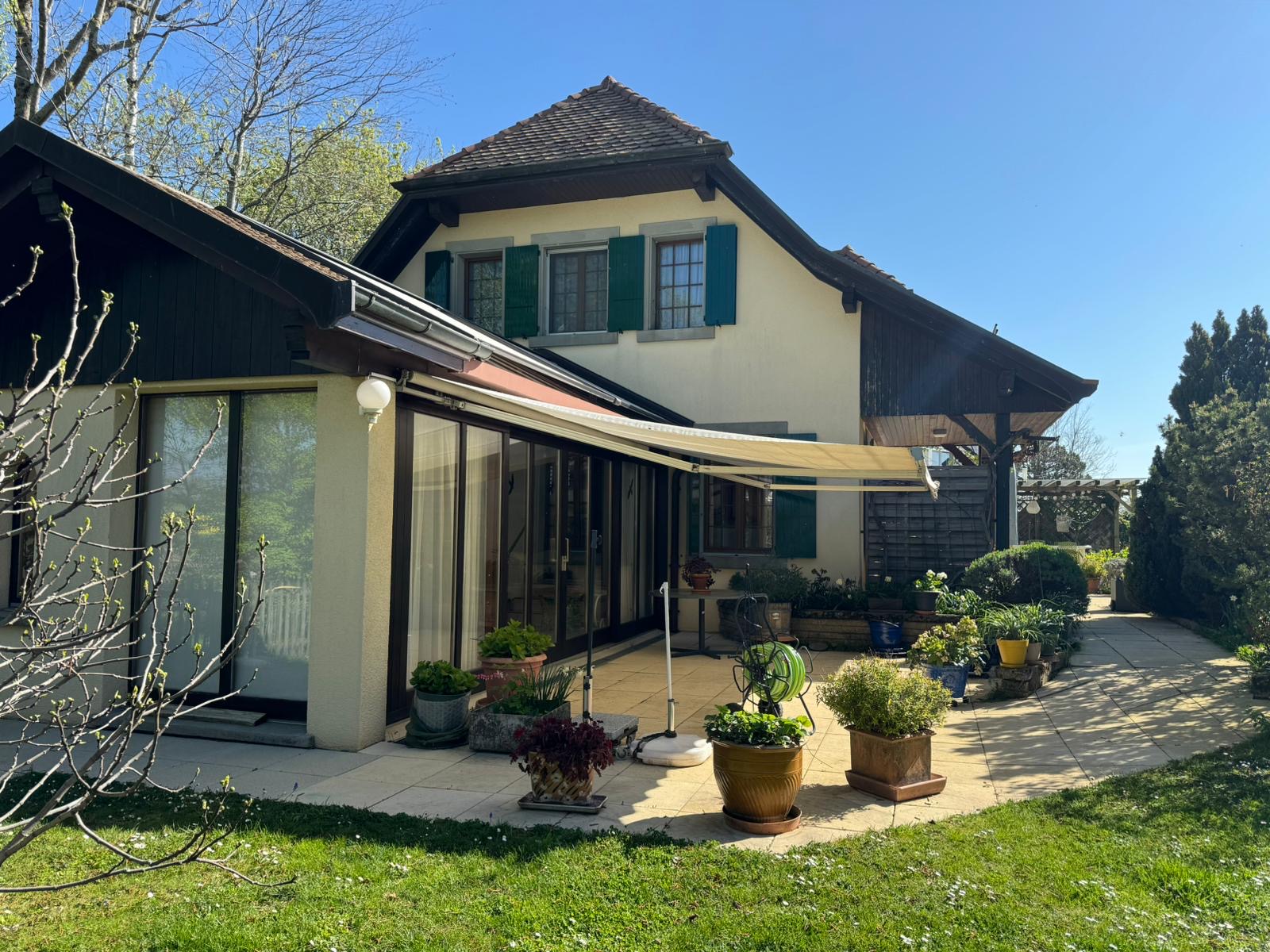 Belle maison individuelle à Echichens (VD), écrin de verdure